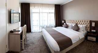 Отель Hotel FN Shymkent Шымкент Двухместный номер Делюкс с 1 кроватью или 2 отдельными кроватями и балконом-1