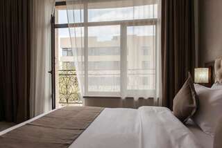 Отель Hotel FN Shymkent Шымкент Двухместный номер Делюкс с 1 кроватью или 2 отдельными кроватями и балконом-3