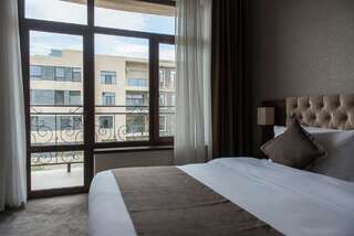 Отель Hotel FN Shymkent Шымкент Двухместный номер Делюкс с 1 кроватью или 2 отдельными кроватями и балконом-6