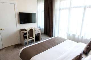 Отель Hotel FN Shymkent Шымкент Двухместный номер Делюкс с 1 кроватью или 2 отдельными кроватями и балконом-10