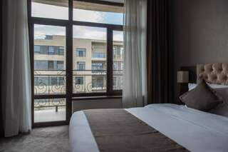 Отель Hotel FN Shymkent Шымкент Двухместный номер Делюкс с 1 кроватью или 2 отдельными кроватями и балконом-18